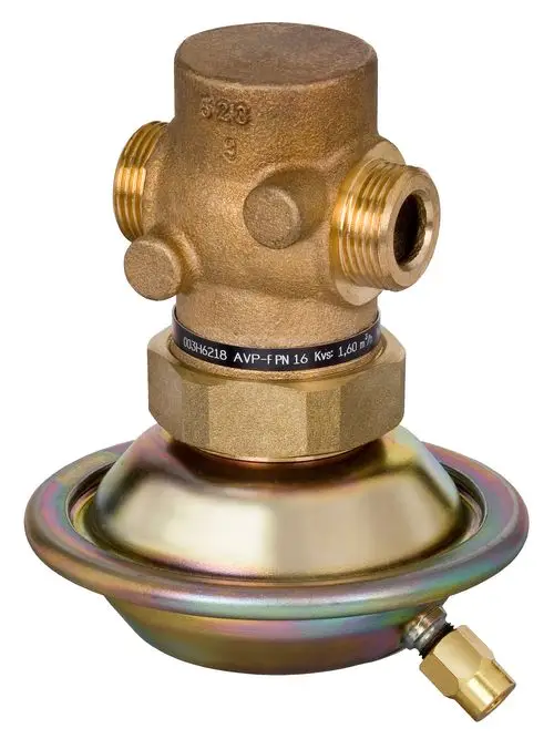 Differenzdruckregler von Danfoss mit Anschlussadapter, bronzefarbenem Gehäuse und zwei seitlichen G1/2" Gewindeanschlüssen.
